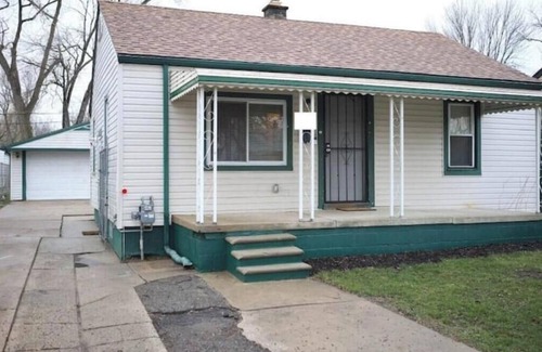 Inkster House | Charming 2-bedroom Cozy home with A/C and free wifi