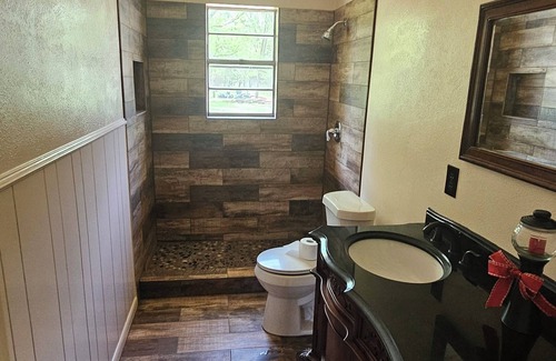 Canton Other | Charming 2-bedroom farmhouse with AC, WiFi in tranquil Canton