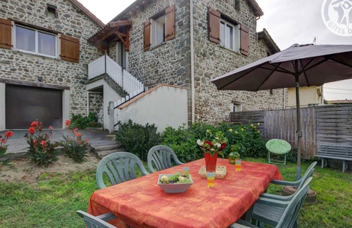 Saint-Heand Cottage | Charming 2-Bedroom Cottage with Private Garden and Terrace, Near Saint-Étienne