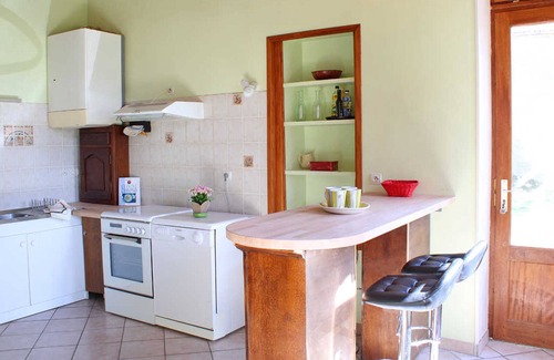 Trezelles Cottage | Charming 2-Bedroom Gîte: Countryside Views, Modern Amenities, Near Vichy & Lapalisse