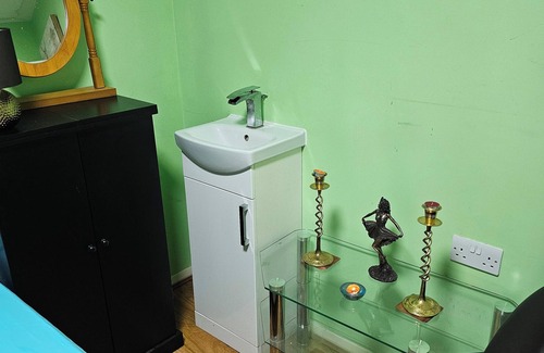 High Wycombe House | Charming 2-bedroom house in Highwycombe with WiFi and AC