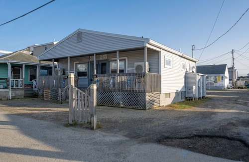 Hampton House | Charming 2-Bedroom Getaway A/C, WIFI, Covered porch just 3 Minutes to the Beach!