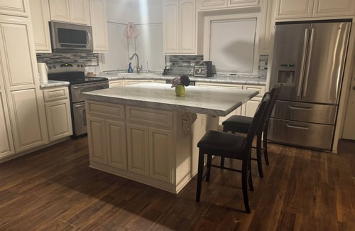 Riverside House | Charming 2-bedroom Guest House in Riverside with WiFi and AC