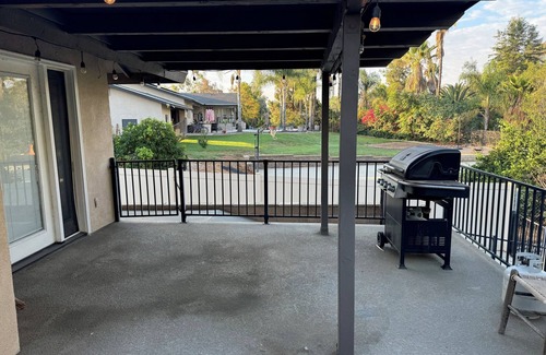 Riverside House | Charming 2-bedroom Guest House in Riverside with WiFi and AC