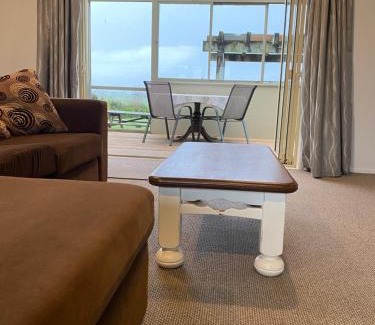Pukehina House | Charming 2-Bedroom Guest House with Tennis Court and Beach Nearby