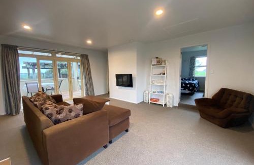 Pukehina House | Charming 2-Bedroom Guest House with Tennis Court and Beach Nearby