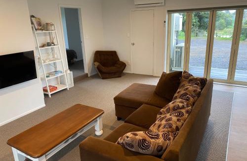Pukehina House | Charming 2-Bedroom Guest House with Tennis Court and Beach Nearby