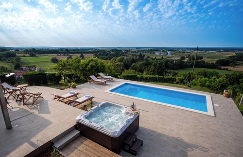 Novigrad Podravski House | Charming 2-bedroom house in Borovljani with AC, WiFi