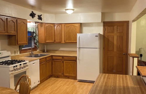 Lake Geneva House | Charming 2-bedroom house with AC, WiFi , 5 minutes from lake Geneva WI.
