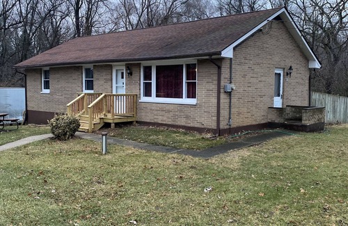 Lake Geneva House | Charming 2-bedroom house with AC, WiFi , 5 minutes from lake Geneva WI.