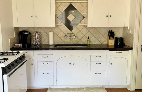 Fort Worth House | Charming 2 Bedroom Home - 5 min from Downtown with Spacious Backyard!