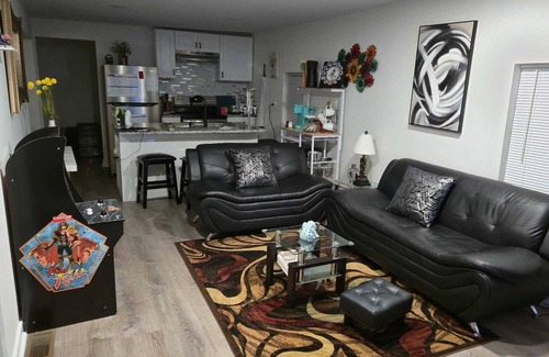 Sans Souci House | Charming 2-bedroom house with AC, WiFi in Greenville
