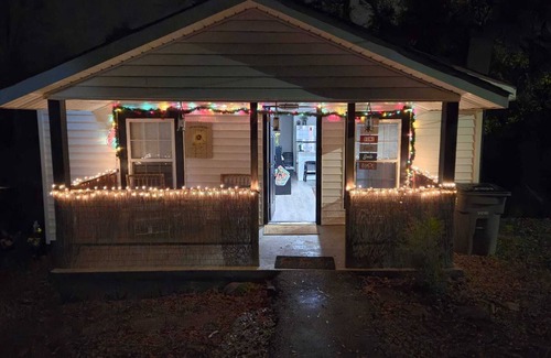 Sans Souci House | Charming 2-bedroom house with AC, WiFi in Greenville