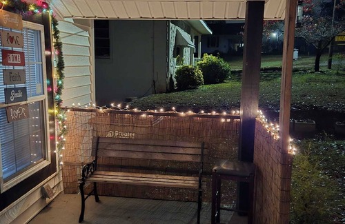 Sans Souci House | Charming 2-bedroom house with AC, WiFi in Greenville