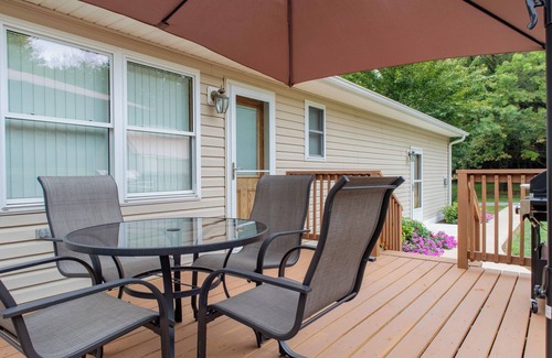 Hagerstown House | Charming 2-bedroom house with peaceful front porch and game room in Hagerstown