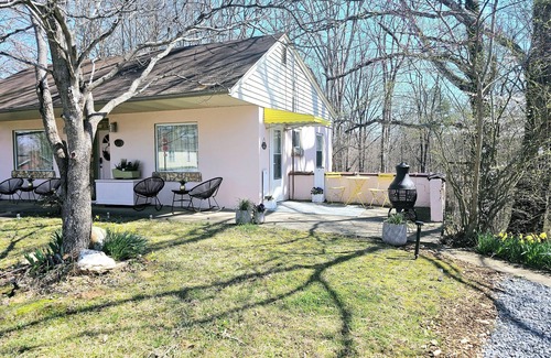Jonesville House | Charming 2-bedroom house with WiFi, AC in marvelous Jonesville