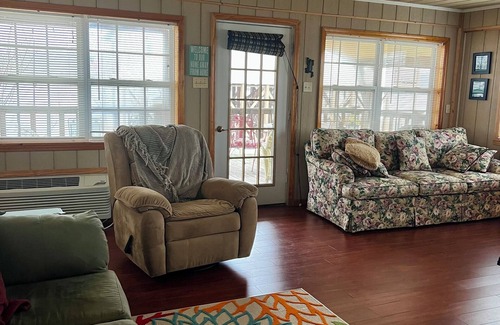 Sugar Tree House | Charming 2-bedroom house on the Tennessee river; peace and quiet