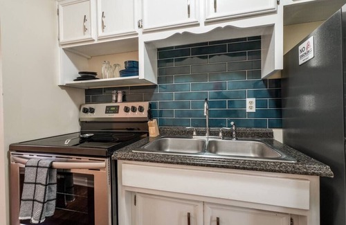 Beechmont House | Charming 2-Bedroom Home in Louisville. Close to Expo, Churchill, & Downtown.