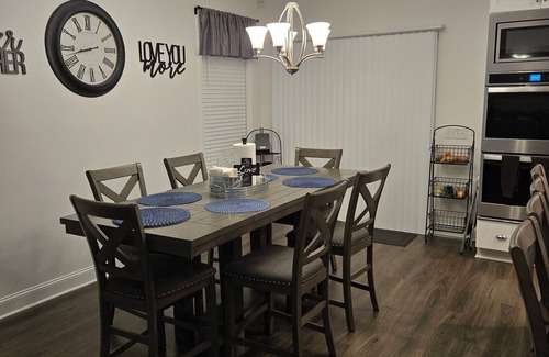 Moundville House | Charming 2-bedroom house in Pleasant Moundville with WiFi, AC