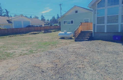 North Bend House | Charming 2-bedroom house with AC, WiFi in North Bend, pets ok, crabbing tools