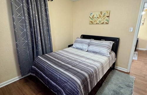 Portsmouth House | Charming 2-bedroom house in fabulous Portsmouth with WiFi, AC