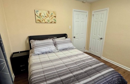 Portsmouth House | Charming 2-bedroom house in fabulous Portsmouth with WiFi, AC