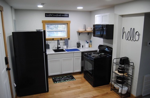 Portsmouth House | Charming 2-bedroom house in welcoming Portsmouth with WiFi, AC