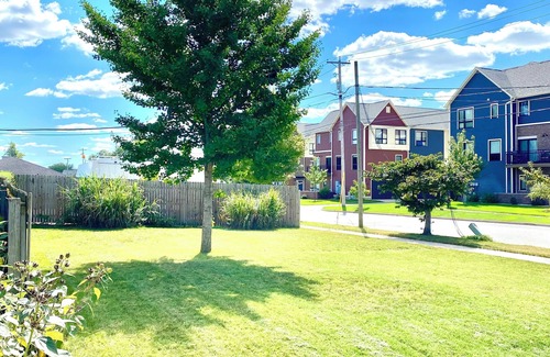South Bend House | Charming 2-bedroom home, close to Downtown South bend and 5 mins away from ND