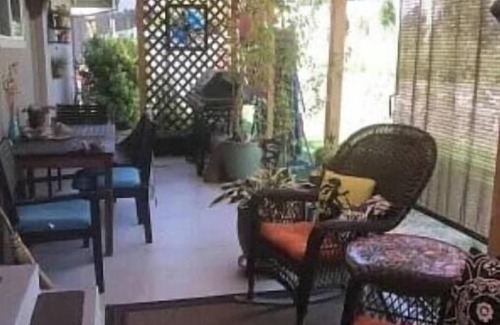 Chenoweth House | Charming 2-bedroom house with a view, attached garage and all the amenities.