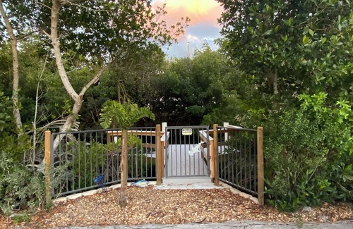 Rock Ridge House | Charming 2-bedroom house with dock,AC, and Wifi.Enjoy kayakingn2 min from beach,
