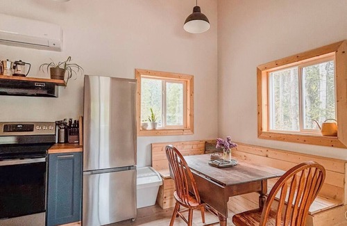 Blaeberry House | Charming 2-bedroom house with AC, WiFi in fabulous Blaeberry