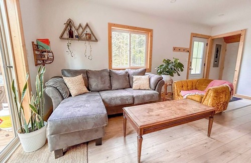 Blaeberry House | Charming 2-bedroom house with AC, WiFi in fabulous Blaeberry