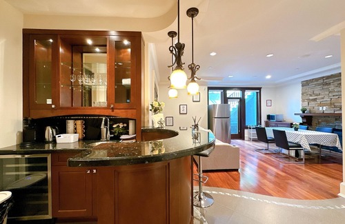 Kerrisdale House | Charming 2-bedroom house in lovely Vancouver with WiFi/sleeps 5