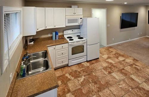 Ann Arbor House | Charming 2-bedroom house with AC, WiFi. Perfect for UofM Gameday
