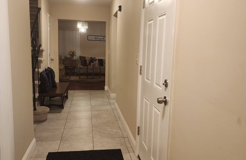 Elizabeth House | Charming 2-bedroom house with AC, WiFi in delightful Elizabeth