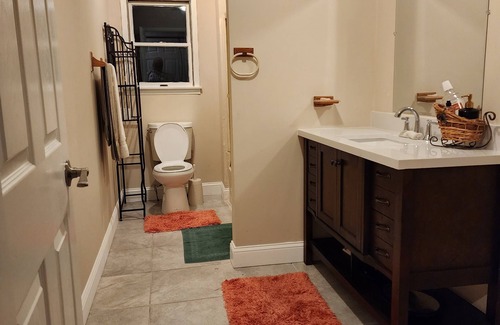 Elizabeth House | Charming 2-bedroom house with AC, WiFi in delightful Elizabeth