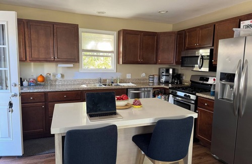Gages Lake House | Charming 2-bedroom house in lovely Grayslake with AC, WiFi