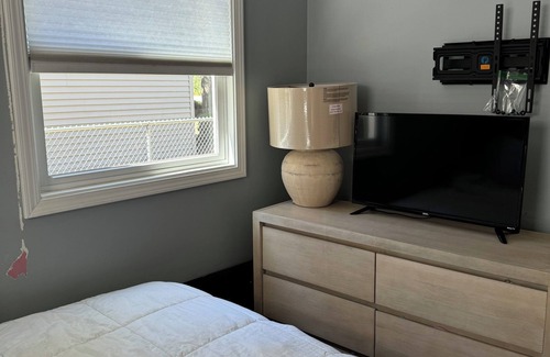 Gages Lake House | Charming 2-bedroom house in lovely Grayslake with AC, WiFi