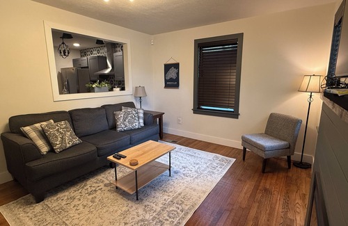 Knoxville House | Charming 2-bedroom house in Knoxville with WiFi and AC