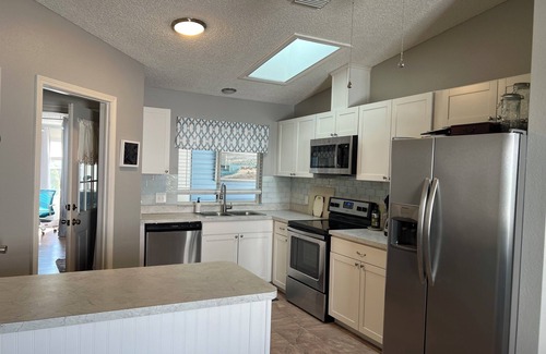 El Cortez House | Charming 2-bedroom house in awesome Lady Lake with WiFi, AC