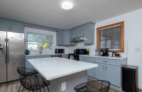 Montville House | Charming 2-bedroom house in marvelous Montville with WiFi, AC