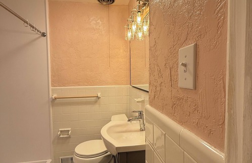 Oxon Hill House | Charming 2-bedroom house in wonderful Oxon Hill with AC, WiFi