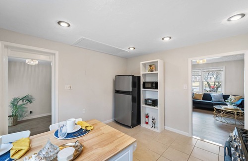 Oxon Hill-Glassmanor House | Charming 2-bedroom house with AC, WiFi in quaint Oxon Hill