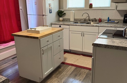 Princeton House | Charming 2-bedroom house in Princeton with 2 queen beds, full kitchen and porch!