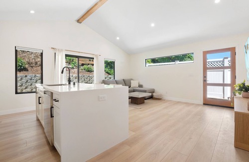 Lake Murray House | Charming 2-bedroom house in delightful San Diego with WiFi, AC