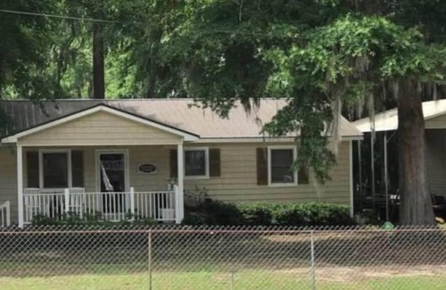 Summerton House | Charming 2-bedroom home- Lake Marion-North Santee with WiFi, AC