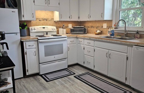 Wadsworth House | Charming 2-bedroom house, AV charger, airhocky and pet friendly