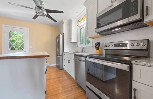 Waterbury House | Charming 2-bedroom house with WiFi, AC in lovely Waterbury/beautiful backyard