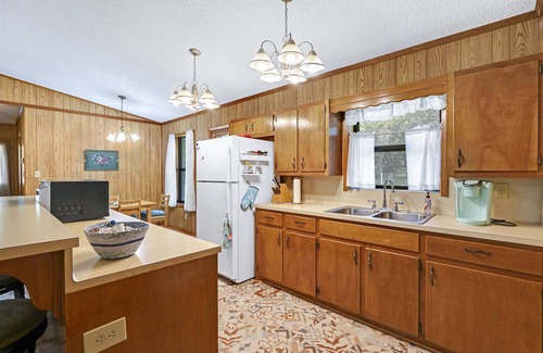 Wimberley House | Charming 2 bedroom house in the heart of Downtown Wimberley! Walk to the Square!