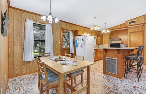 Wimberley House | Charming 2 bedroom house in the heart of Downtown Wimberley! Walk to the Square!